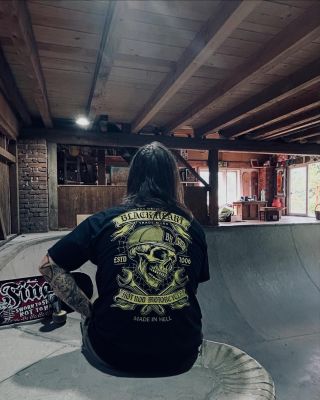 Návštěva u naší snowboardové legendy David Horváth !Super den super pokec něco se chystá!!!🤟🤟🤟😮 Někdo má ve stodole bordel...